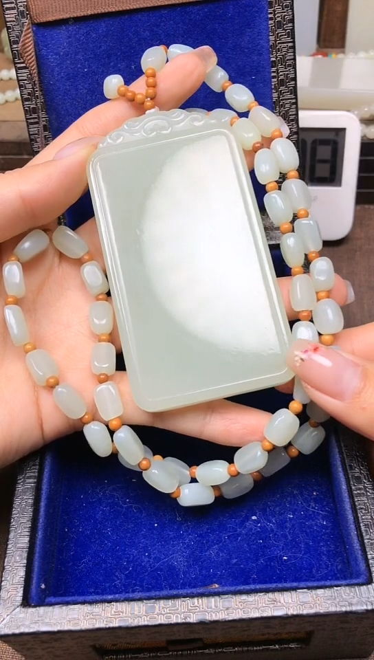 和田玉未镶嵌颈饰无事牌