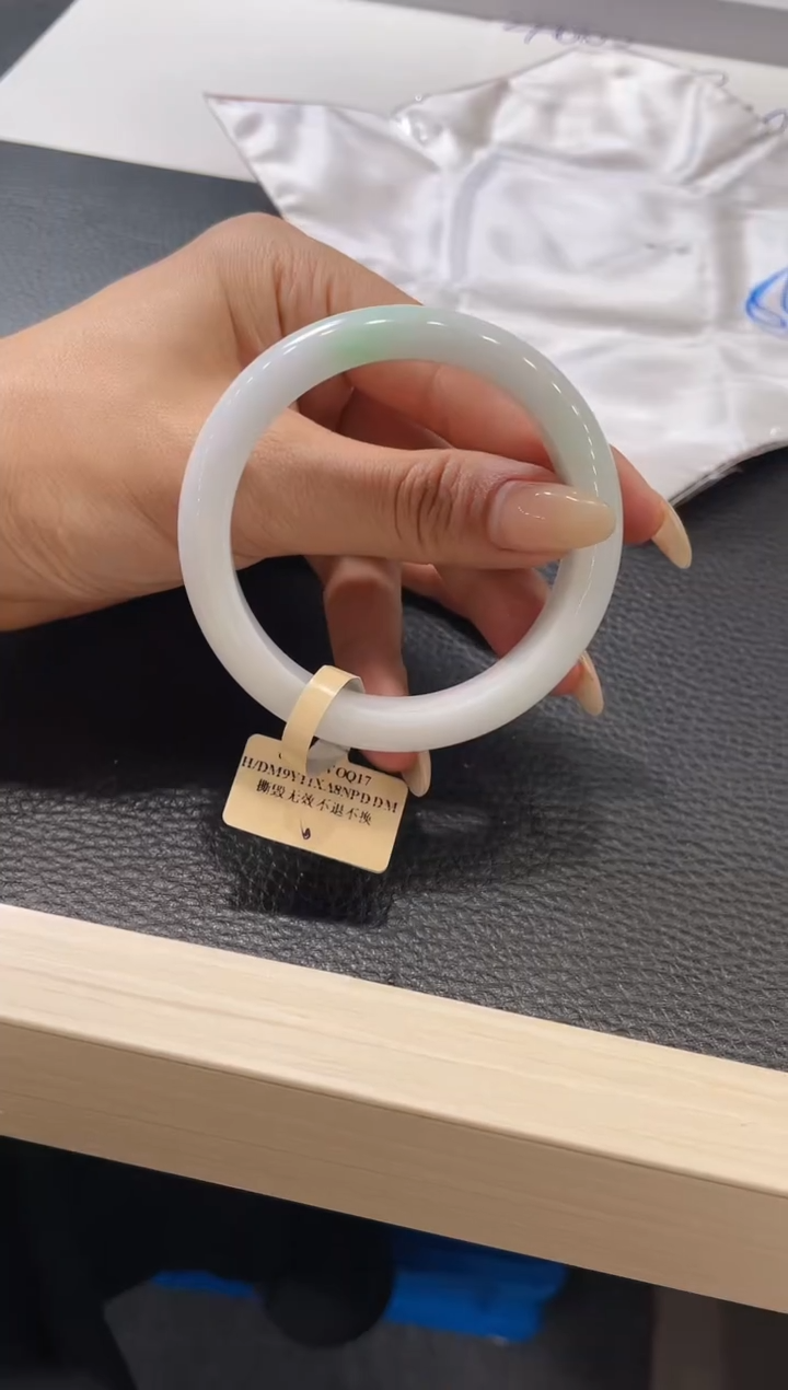 【闪购商品】翡翠手镯未镶嵌手镯
