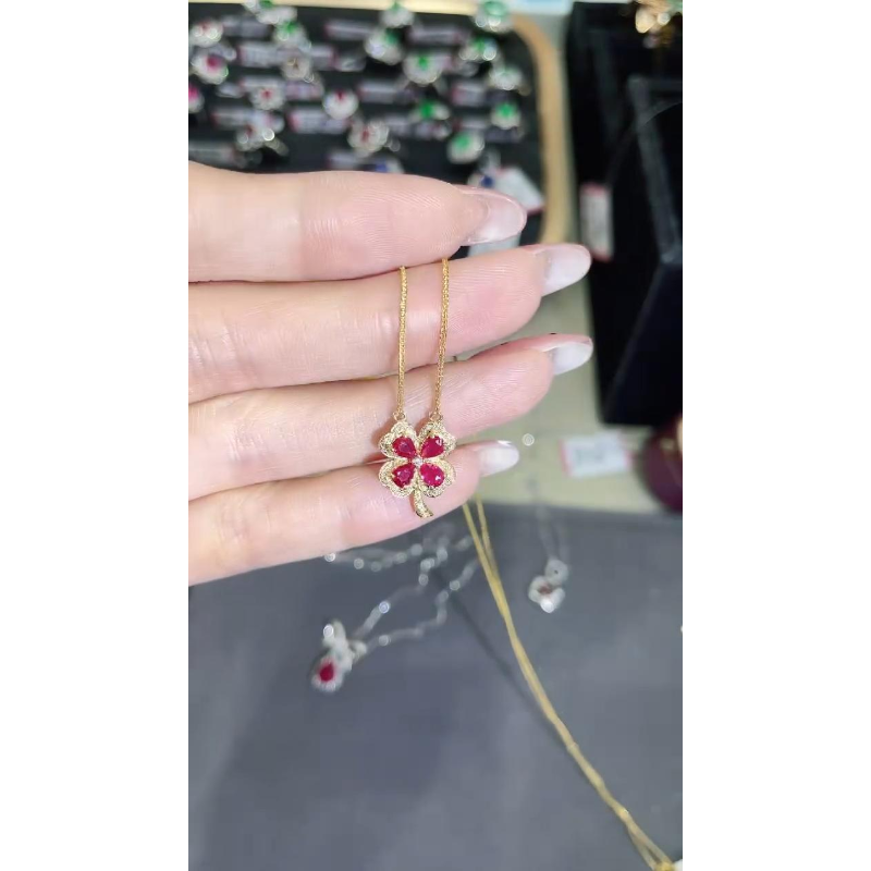 18K金镶嵌天然无烧红宝石项链四叶草
