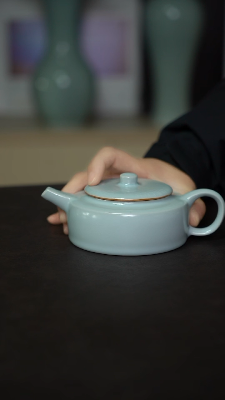 杯子瓷月白釉半月壶