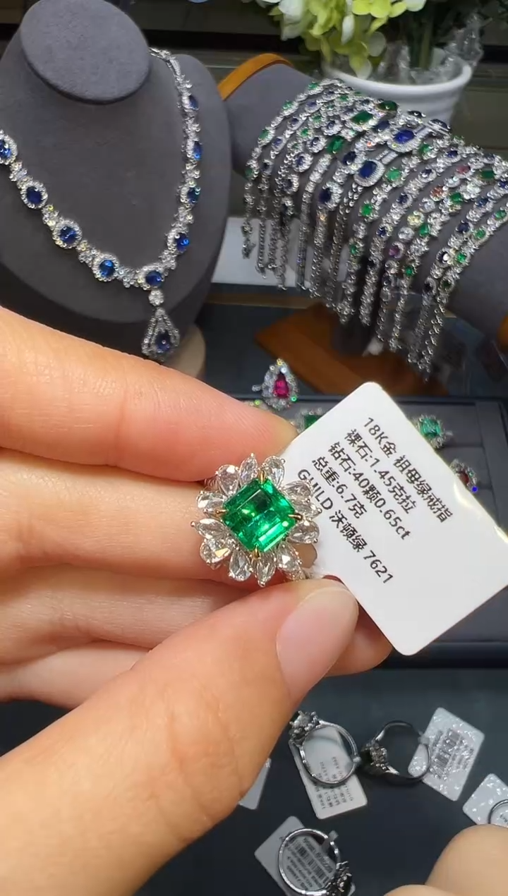 【闪购商品】祖母绿戒指18K金镶嵌      