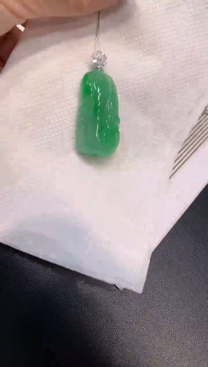 颈饰18K金镶嵌翡翠白菜