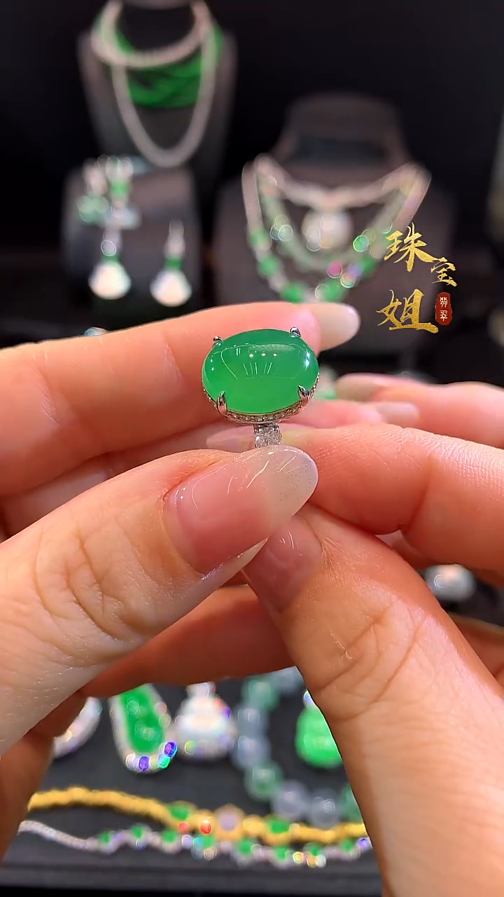 18K金镶嵌戒指翡翠戒指