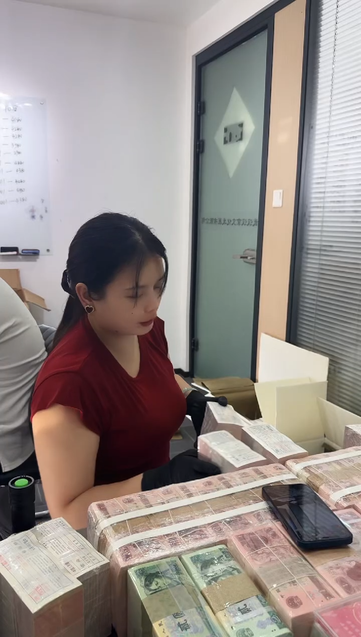 福利整刀百张连号 银行保真  05 AM冠