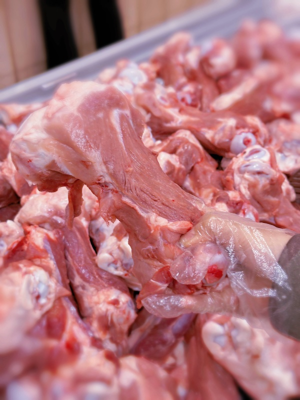 约4斤 金锣后棒骨（约1900g±100g）