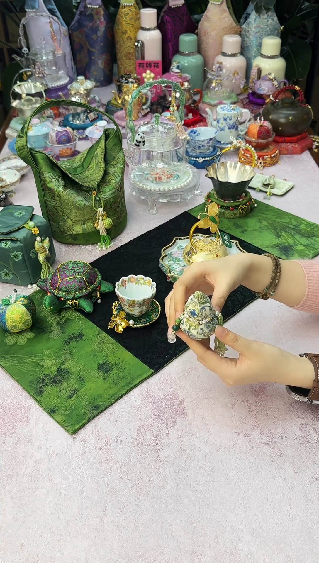 12宋锦葫芦摆件现货