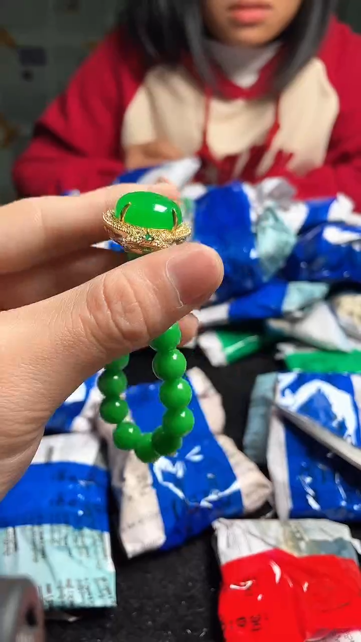 猛子收货满绿手串