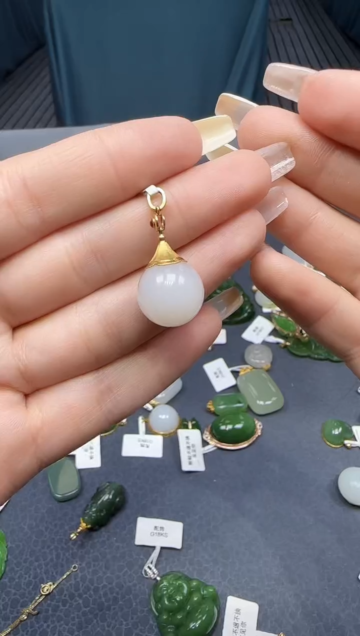 【闪购商品】和田玉挂件18K金镶嵌1