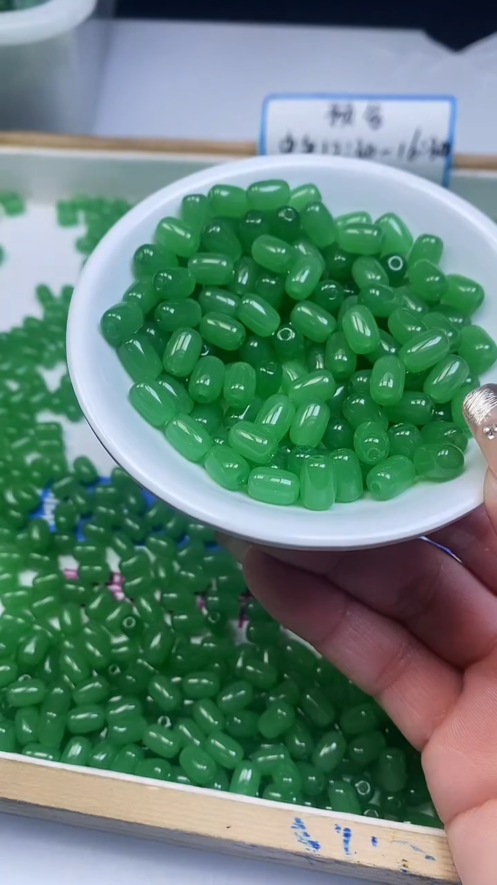 未镶嵌散珠石英质玉E90 苹 果 绿胶囊珠6*9m20个8元