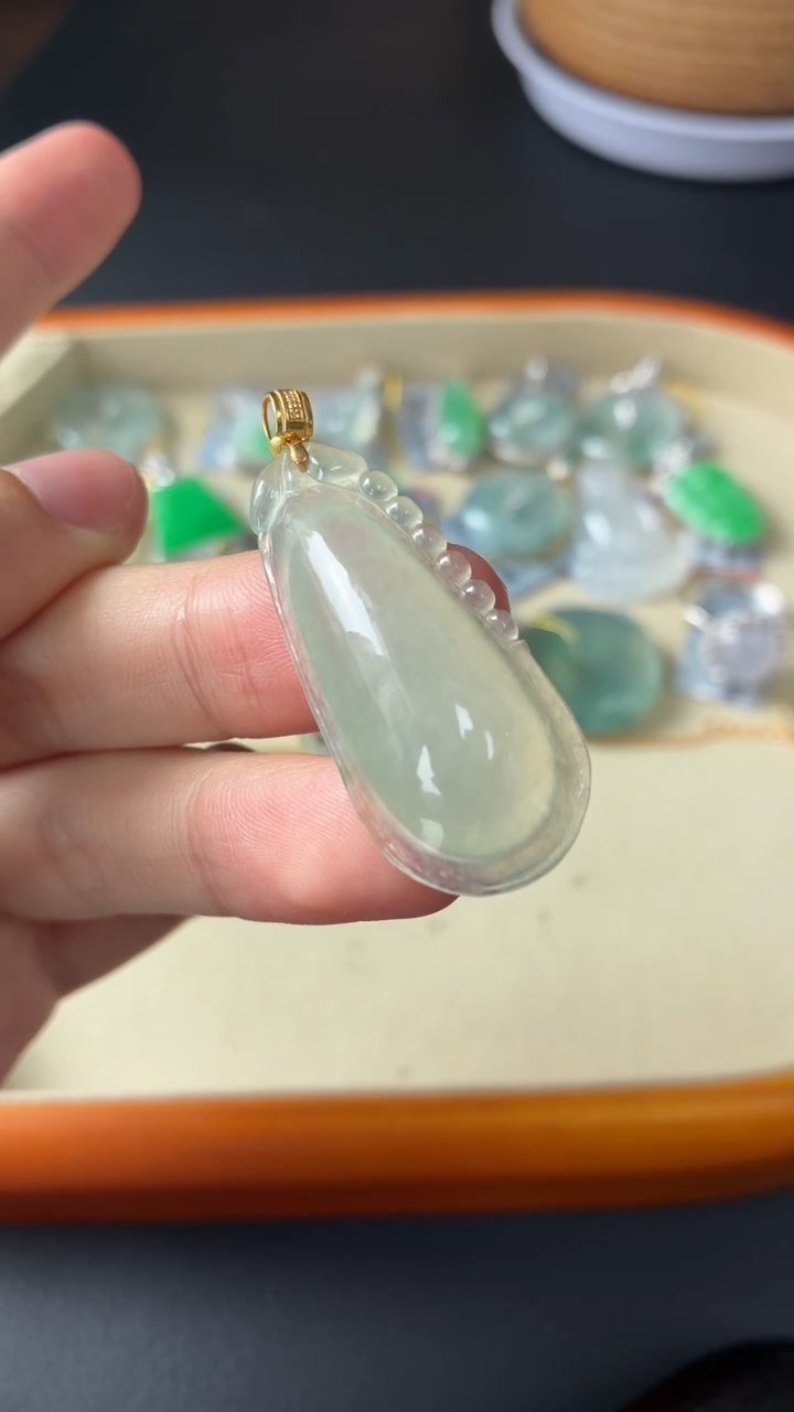 翡翠18K金镶嵌颈饰Q948     