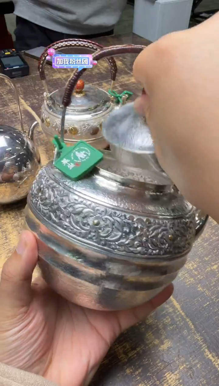 明****好寸发标手作雪花纹錾刻嵌金百花煮水壶