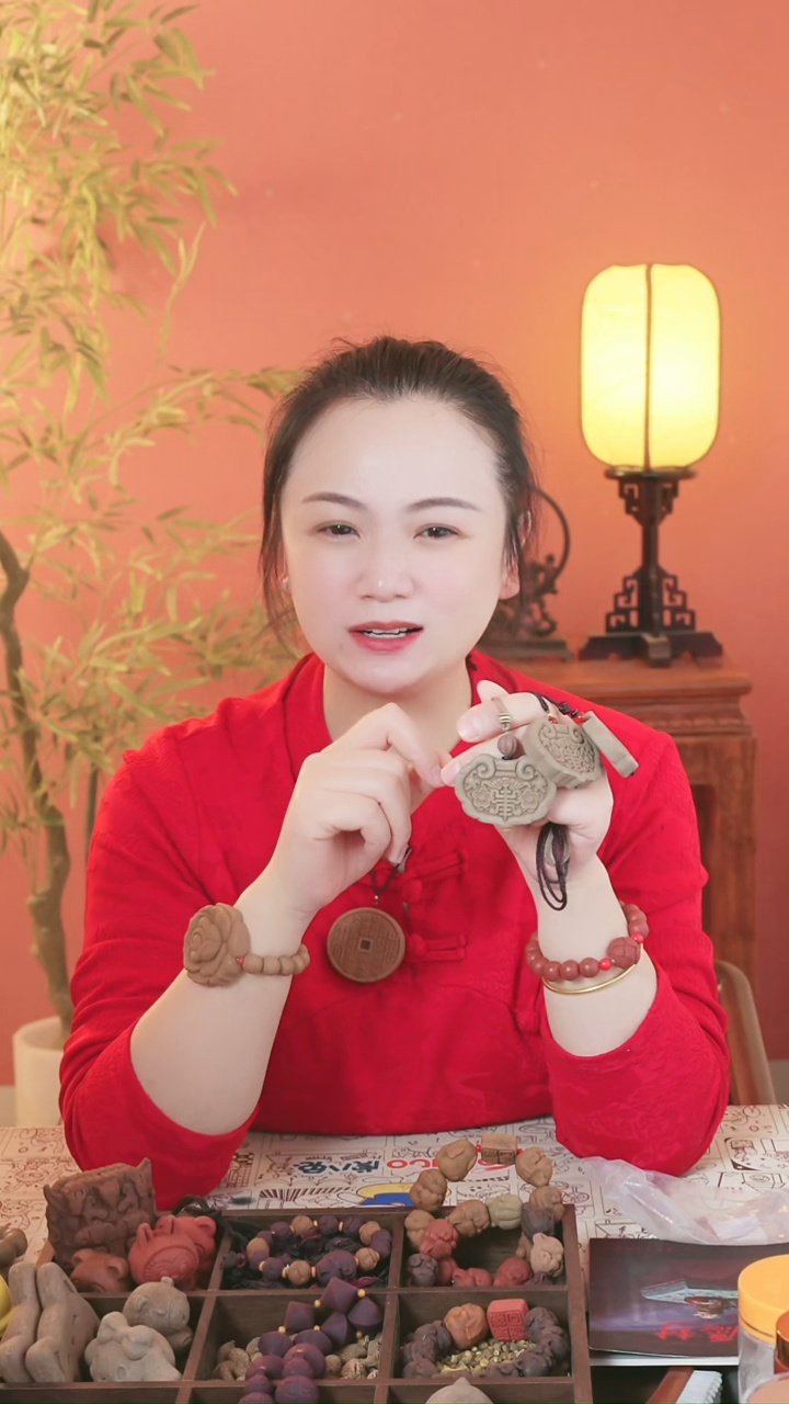 （灰龙如意锁一个）