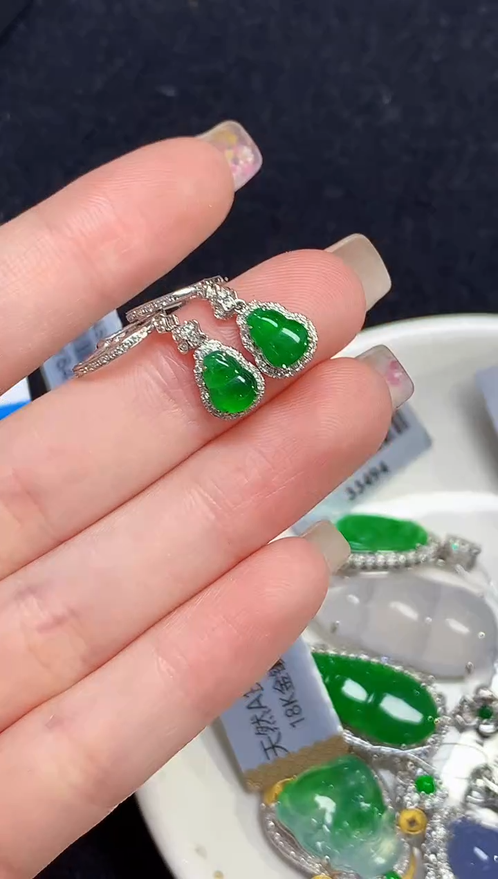 18K金镶嵌翡翠耳饰多样性发其一