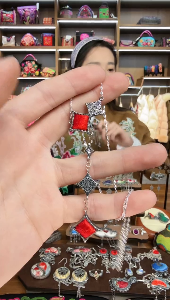 【闪购商品】织绣143蒙阿苏苗绣传承