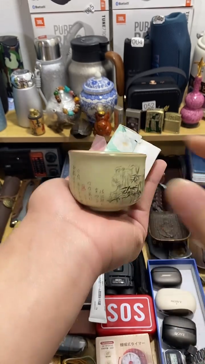 手工艺品琉璃闪购商品如图所示