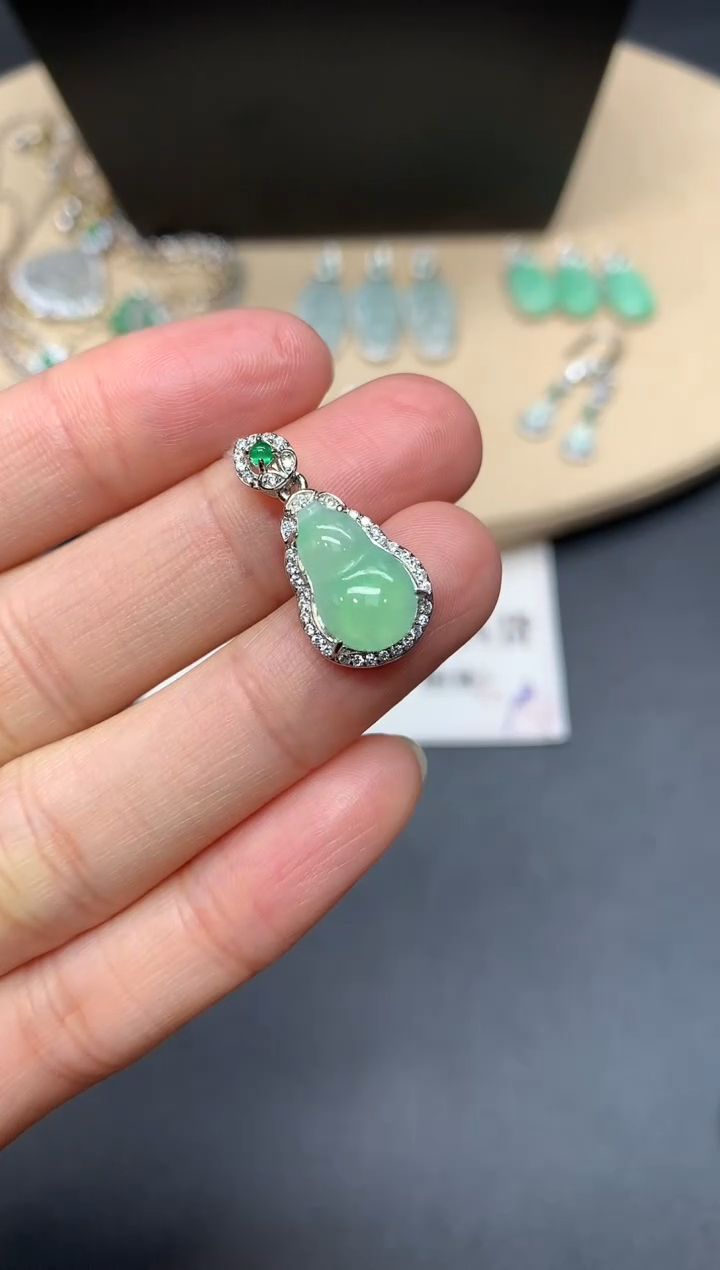 【闪购商品】翡翠吊坠(不含链)银S925镶嵌葫芦【无服务费】