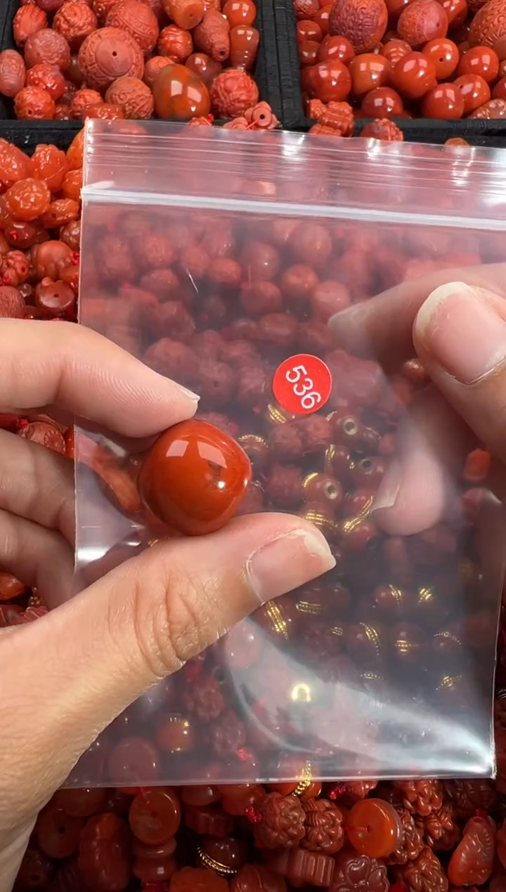 南红玛瑙未镶嵌颈饰1