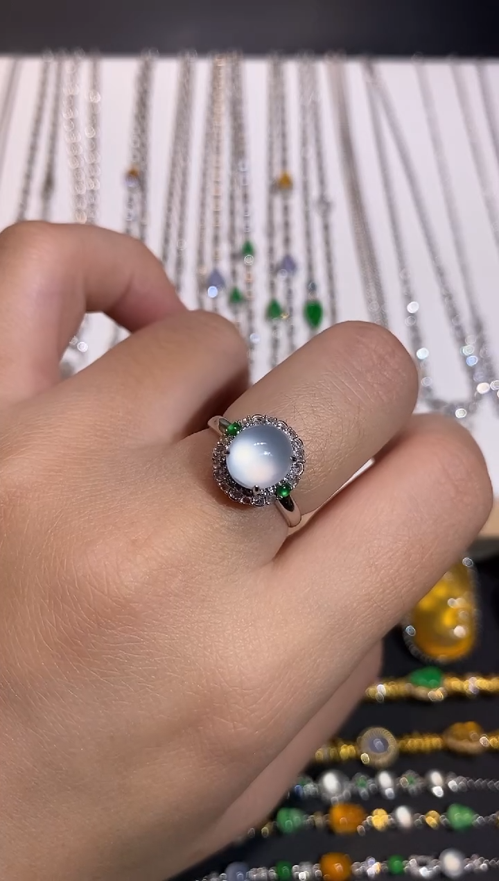 颈饰18K金镶嵌翡翠戒指