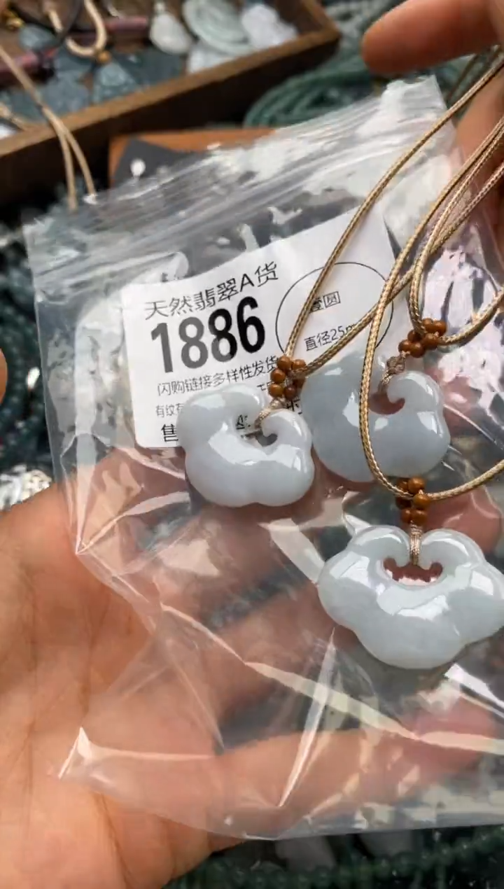 翡翠未镶嵌颈饰多样性发其一1886