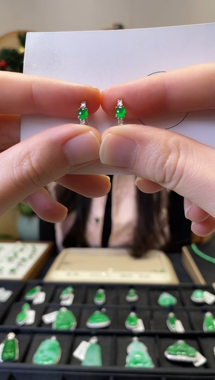 18K金镶嵌翡翠耳环A1 旦面耳包 含运营费