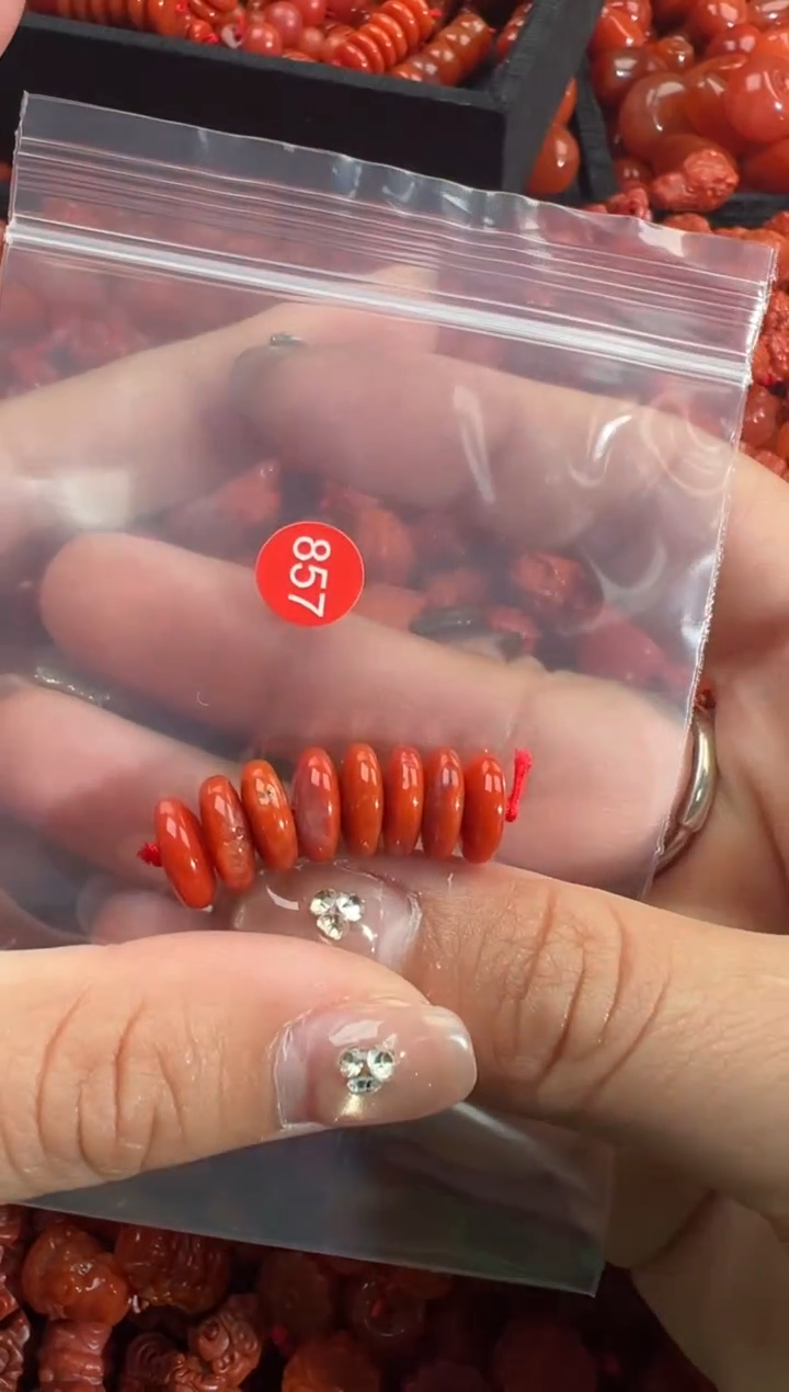 南红玛瑙未镶嵌颈饰1