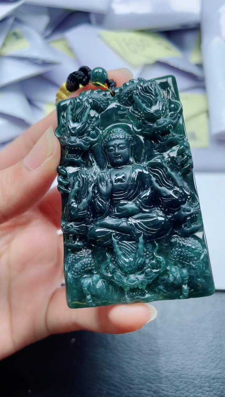 翡翠未镶嵌颈饰            