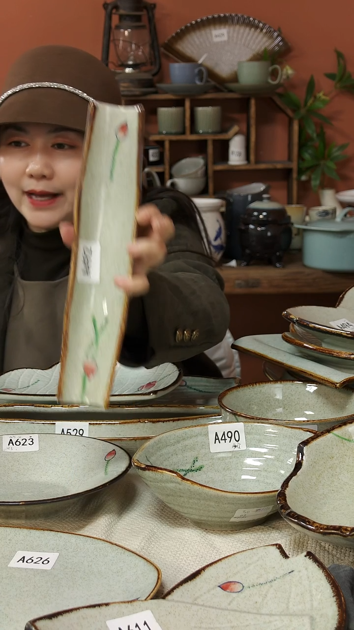 陶瓷A492 一只陶瓷荷花30.5CM长条凹盘可能微瑕