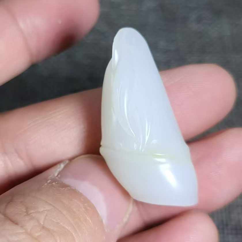 新疆和田玉且末米达白玉挂件（玉竹节）