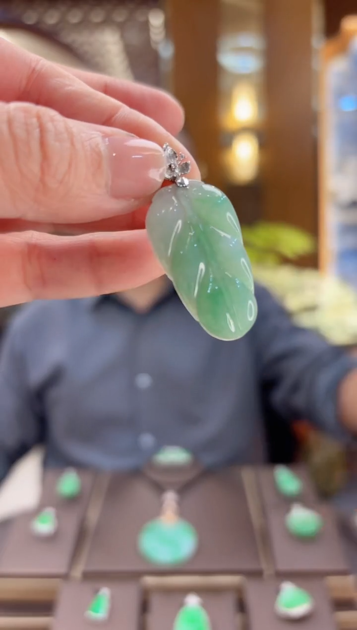 【闪购商品】翡翠吊坠(赠链)18K金镶嵌树叶吊坠