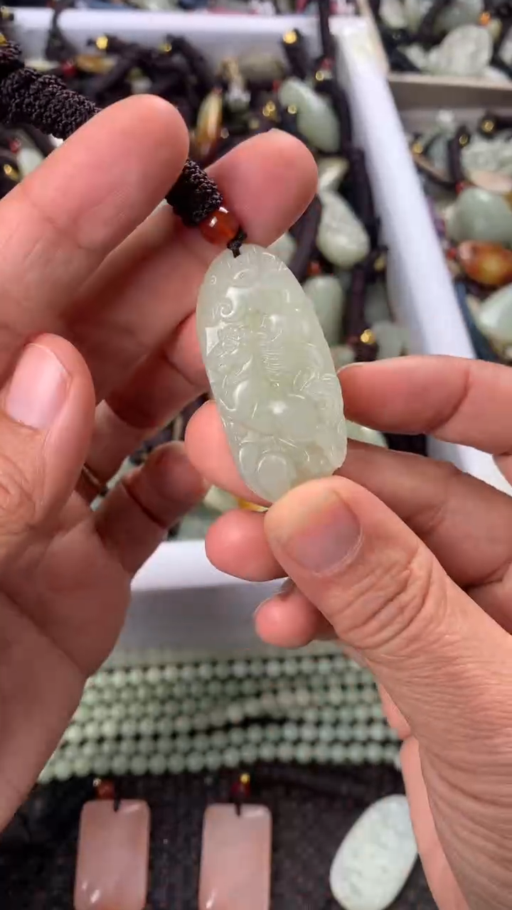 【闪购商品】和田玉颈饰未镶嵌多样性发货没有证书，拍一发一.有瑕