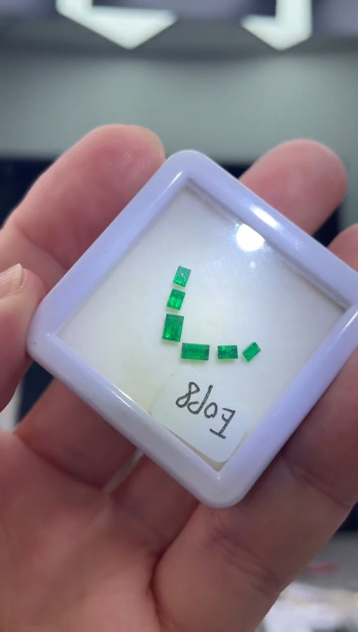 未镶嵌裸石祖母绿64分潘杰希尔