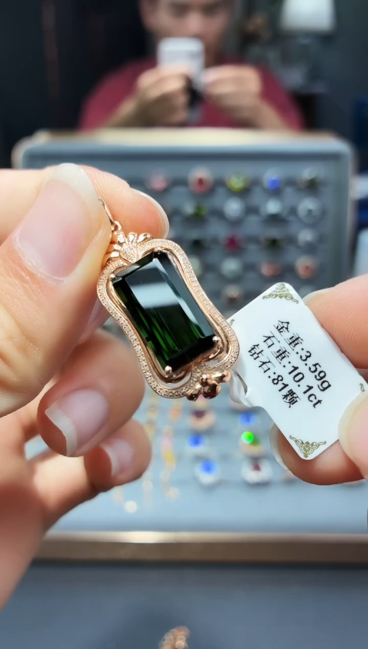 颈饰18K金镶嵌碧玺10.1..