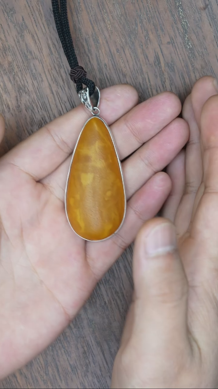 【闪购商品】琥珀裸石银S925镶嵌老蜡橘皮水滴吊坠