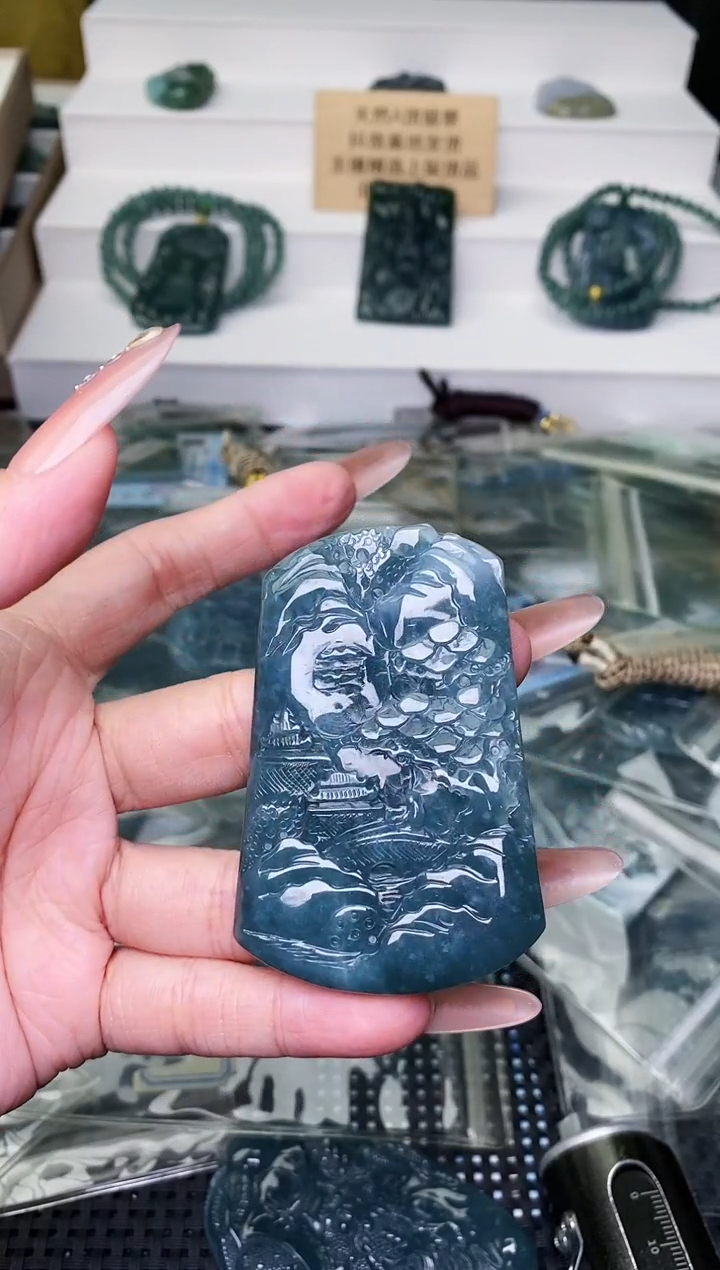 颈饰未镶嵌翡翠 