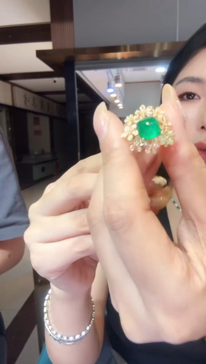 18K金镶嵌戒指祖母绿3.00ct