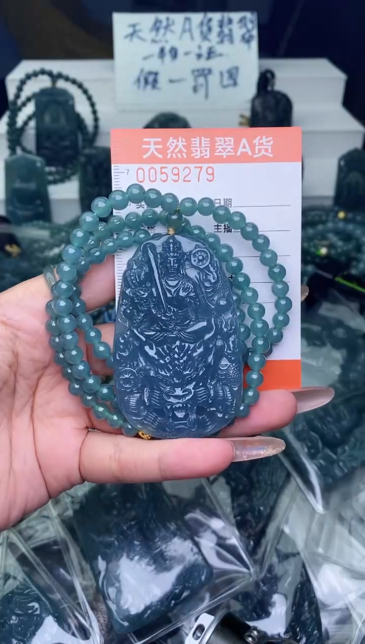 翡翠未镶嵌颈饰          