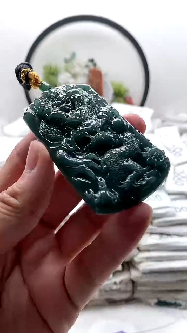 颈饰未镶嵌翡翠龙牌