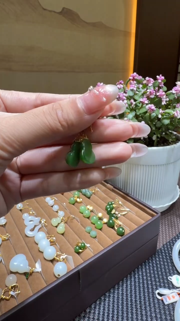 颈饰18K金镶嵌和田玉耳饰一对