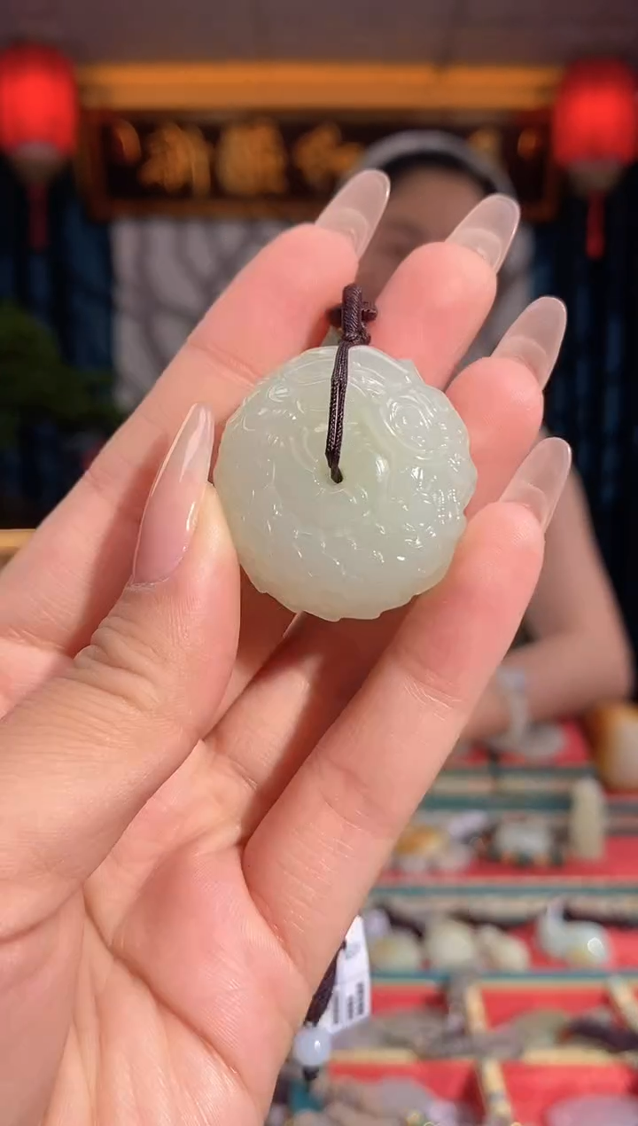 和田玉未镶嵌颈饰龙扣