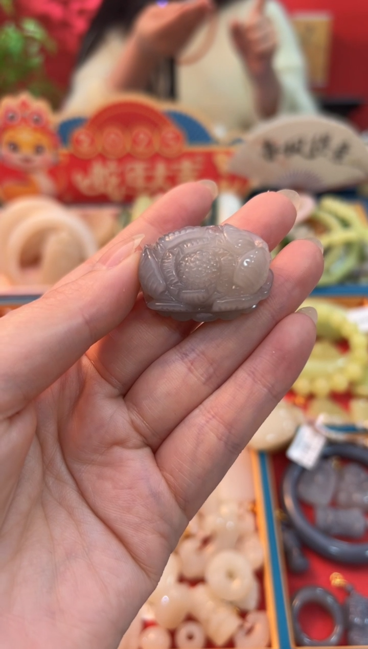 【闪购商品】和田玉吊坠未镶嵌藕粉渐变烟紫精雕牡丹花