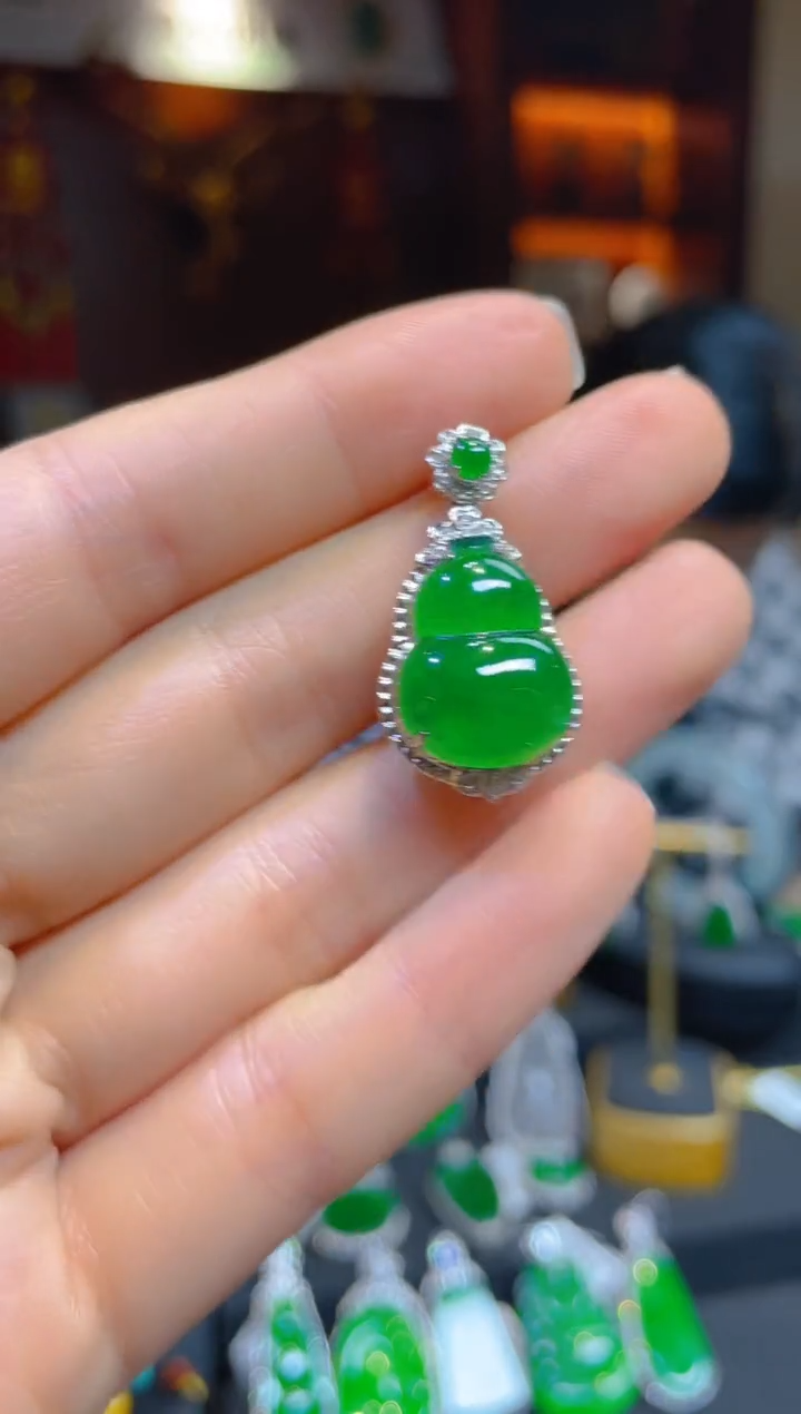 【闪购商品】翡翠颈饰18K金镶嵌116967天然A货翡翠葫芦吊坠