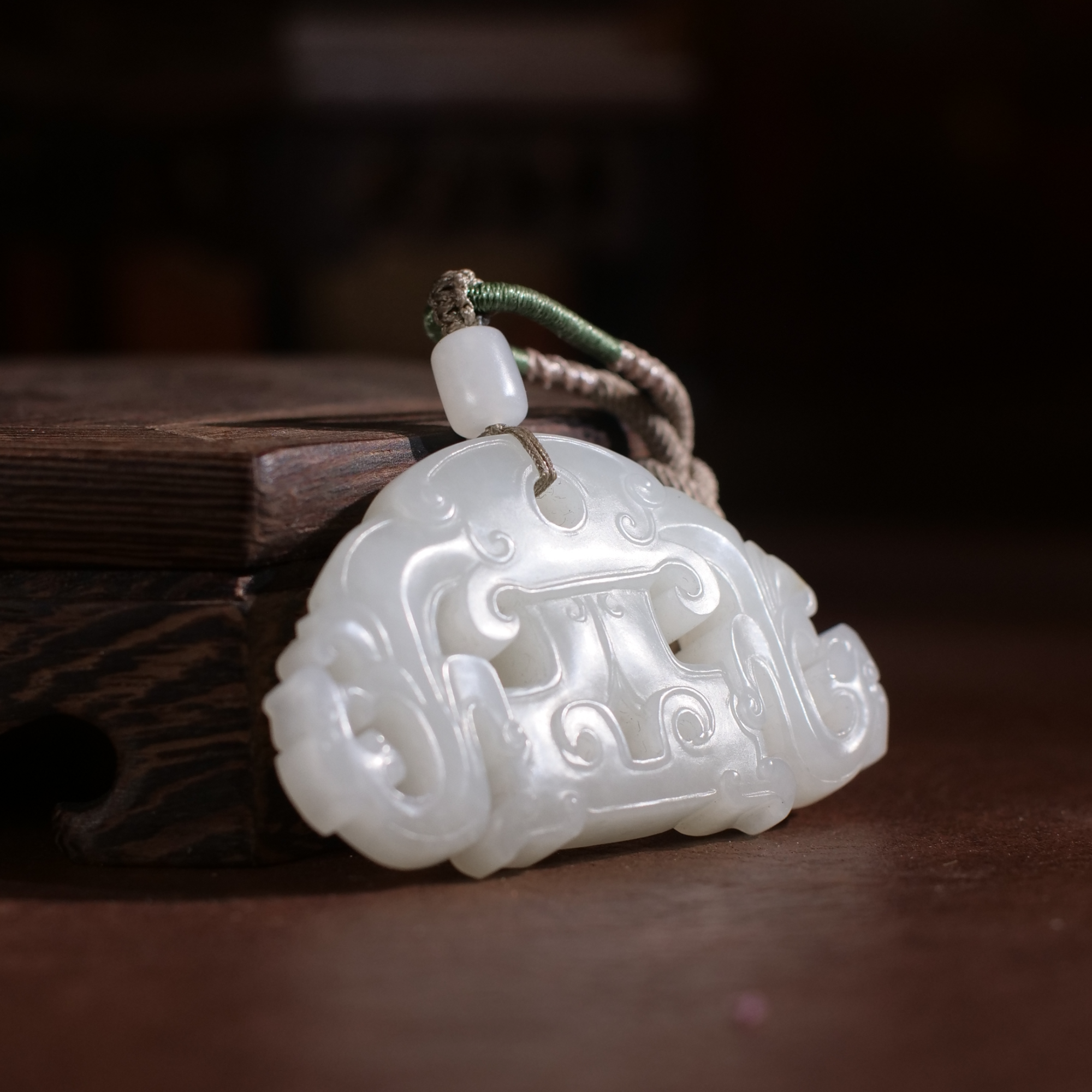 和田玉祥瑞锁白玉牌挂件