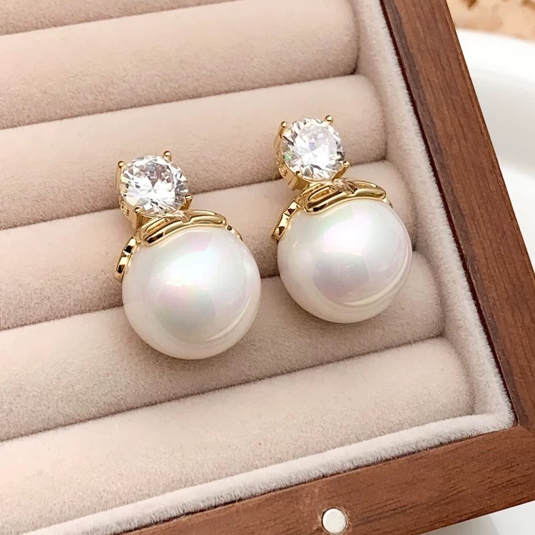 铜合金耳饰 2024新款法式气质优雅珠珠耳环轻奢高级百搭字母耳钉