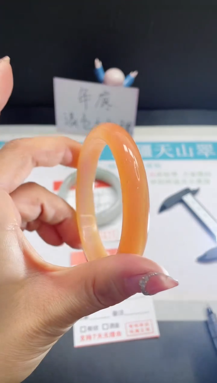 【闪购商品】石英质玉手镯未镶嵌182