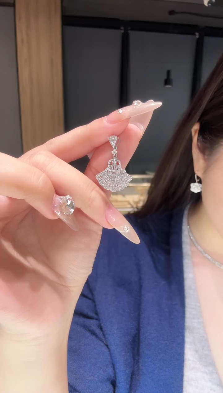 【闪购商品】钻石吊坠（不含链）18K金镶嵌裙子