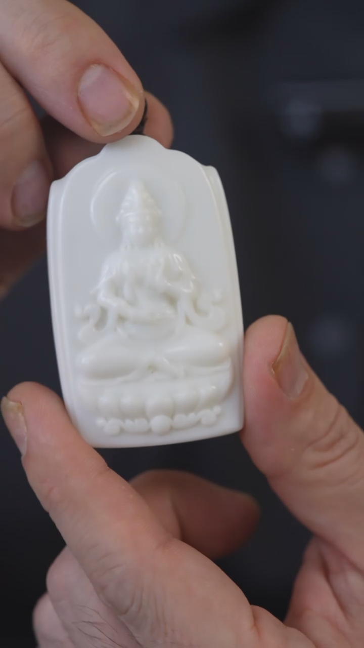 颈饰未镶嵌和田玉观音背面无雕工