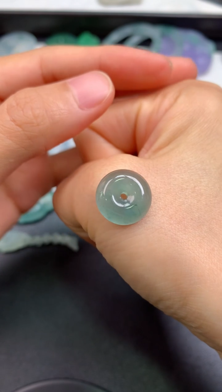 翡翠未镶嵌颈饰无鉴赏期无证书