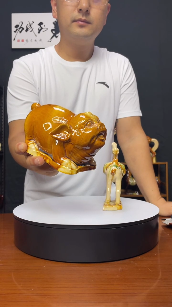 陶瓷小胖猪黄色高10cm