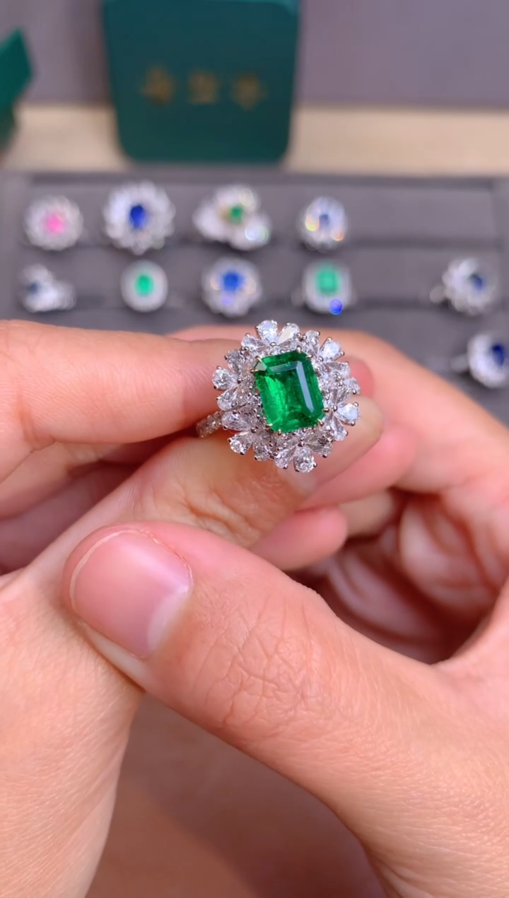 【闪购商品】祖母绿戒指18K金镶嵌1.4CT