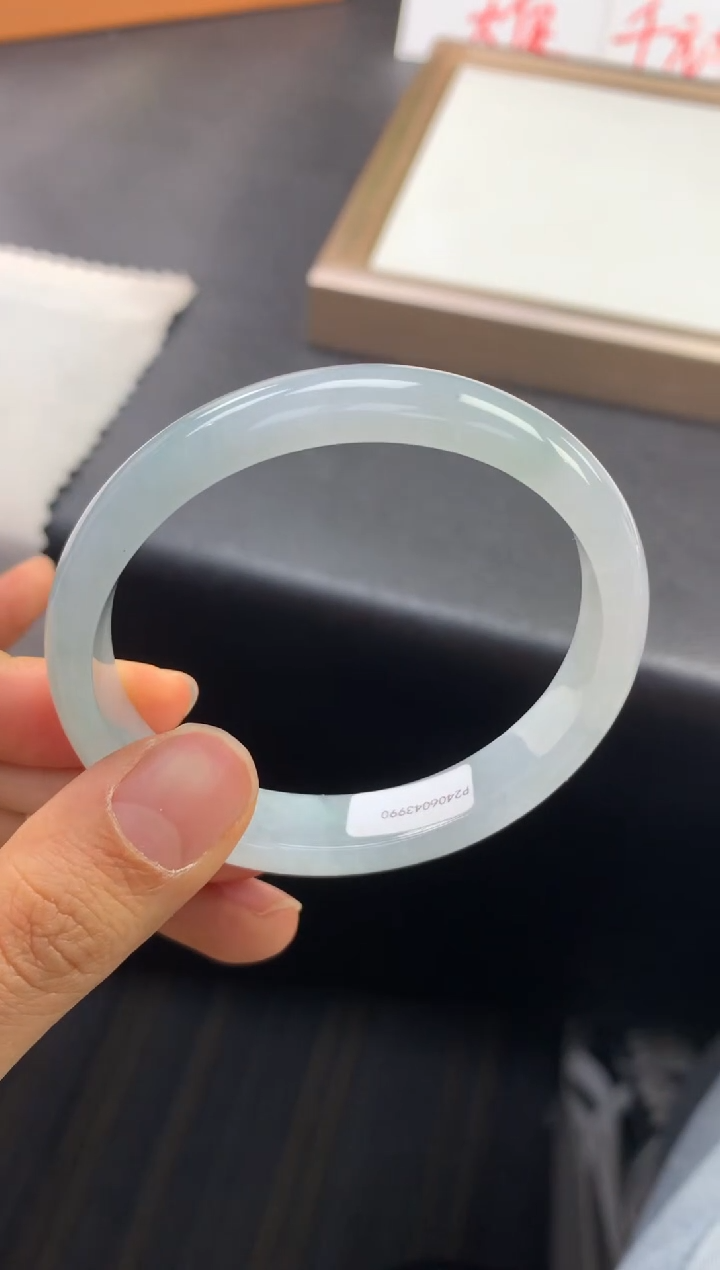 未镶嵌手镯（贵妃镯）翡翠退货需手镯吊牌标签完好